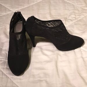 Suede & Lace 3.5” Black Pumps with Comfort Cushion